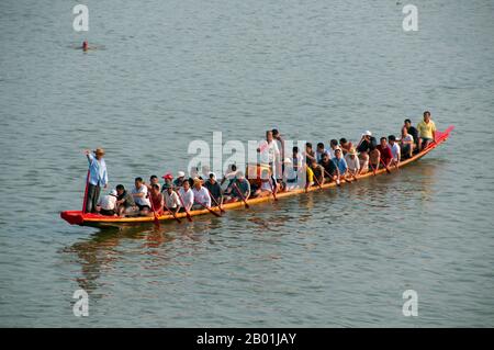 Cina: Dragon boat e il suo equipaggio sul fiume li, Guilin, provincia del Guangxi. Il Guilin's Dragon Boat Festival si svolge il quinto giorno del quinto mese (maggio) del calendario lunare cinese ogni 3 anni. Il festival si tenne originariamente in memoria del grande poeta cinese, Quyuan. Il nome Guilin significa «Cassia Woods» e prende il nome dalle fioriture di osmanto (cassia) che fioriscono durante tutto il periodo autunnale. Guilin è la scena dei paesaggi più famosi della Cina, ispirando migliaia di dipinti nel corso di molti secoli. Foto Stock