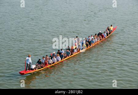 Cina: Dragon boat e il suo equipaggio sul fiume li, Guilin, provincia del Guangxi. Il Guilin's Dragon Boat Festival si svolge il quinto giorno del quinto mese (maggio) del calendario lunare cinese ogni 3 anni. Il festival si tenne originariamente in memoria del grande poeta cinese, Quyuan. Il nome Guilin significa «Cassia Woods» e prende il nome dalle fioriture di osmanto (cassia) che fioriscono durante tutto il periodo autunnale. Guilin è la scena dei paesaggi più famosi della Cina, ispirando migliaia di dipinti nel corso di molti secoli. Foto Stock