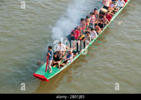 Cina: Dragon boat e il suo equipaggio sul fiume li, Guilin, provincia del Guangxi. Il Guilin's Dragon Boat Festival si svolge il quinto giorno del quinto mese (maggio) del calendario lunare cinese ogni 3 anni. Il festival si tenne originariamente in memoria del grande poeta cinese, Quyuan. Il nome Guilin significa «Cassia Woods» e prende il nome dalle fioriture di osmanto (cassia) che fioriscono durante tutto il periodo autunnale. Guilin è la scena dei paesaggi più famosi della Cina, ispirando migliaia di dipinti nel corso di molti secoli. Foto Stock