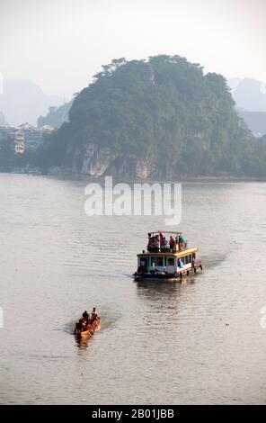 Cina: Barche sul fiume li, Guilin, provincia del Guangxi. Il Guilin's Dragon Boat Festival si svolge il quinto giorno del quinto mese (maggio) del calendario lunare cinese ogni 3 anni. Il festival si tenne originariamente in memoria del grande poeta cinese, Quyuan. Il nome Guilin significa «Cassia Woods» e prende il nome dalle fioriture di osmanto (cassia) che fioriscono durante tutto il periodo autunnale. Guilin è la scena dei paesaggi più famosi della Cina, ispirando migliaia di dipinti nel corso di molti secoli. Foto Stock