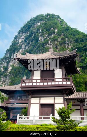 Cina: Tempio di Qixia, Qixing Gongyuan (Parco delle sette stelle), Guilin, provincia del Guangxi. Qixing Gongyuan o Seven Star Park prese il nome dalla posizione delle sue sette colline, che suggeriscono il modello della costellazione dell'aratro (Big Dipper). Il parco è stato un'attrazione turistica per più di 1.000 anni. Il nome Guilin significa «Cassia Woods» e prende il nome dalle fioriture di osmanto (cassia) che fioriscono durante tutto il periodo autunnale. Guilin è la scena dei paesaggi più famosi della Cina, ispirando migliaia di dipinti nel corso di molti secoli. Foto Stock