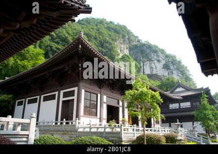 Cina: Tempio di Qixia, Qixing Gongyuan (Parco delle sette stelle), Guilin, provincia del Guangxi. Qixing Gongyuan o Seven Star Park prese il nome dalla posizione delle sue sette colline, che suggeriscono il modello della costellazione dell'aratro (Big Dipper). Il parco è stato un'attrazione turistica per più di 1.000 anni. Il nome Guilin significa «Cassia Woods» e prende il nome dalle fioriture di osmanto (cassia) che fioriscono durante tutto il periodo autunnale. Guilin è la scena dei paesaggi più famosi della Cina, ispirando migliaia di dipinti nel corso di molti secoli. Foto Stock