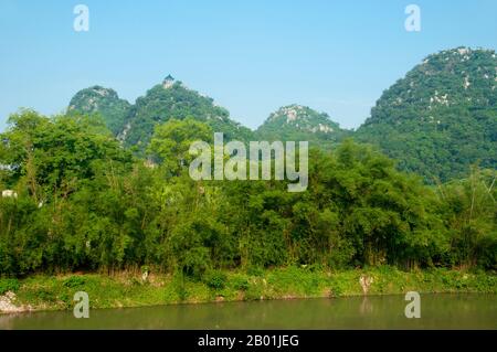 Cina: Qixing Gongyuan (Parco delle sette stelle). Qixing Gongyuan o Seven Star Park prese il nome dalla posizione delle sue sette colline, che suggeriscono il modello della costellazione dell'aratro (Big Dipper). Il parco è stato un'attrazione turistica per più di 1.000 anni. Il nome Guilin significa «Cassia Woods» e prende il nome dalle fioriture di osmanto (cassia) che fioriscono durante tutto il periodo autunnale. Guilin è la scena dei paesaggi più famosi della Cina, ispirando migliaia di dipinti nel corso di molti secoli. Sono spesso chiamati “le montagne e i fiumi più belli sotto il cielo”. Foto Stock