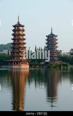 Cina: Le Pagodas Riming Shuang Ta su Shan Lu (lago Fir) nel centro di Guilin, provincia del Guangxi. Il nome Guilin significa «Cassia Woods» e prende il nome dalle fioriture di osmanto (cassia) che fioriscono durante tutto il periodo autunnale. Guilin è la scena dei paesaggi più famosi della Cina, ispirando migliaia di dipinti nel corso di molti secoli. Le "montagne e fiumi più belli sotto il cielo" sono così stimolanti che poeti, artisti e turisti hanno reso questa attrazione naturale numero uno della Cina. Foto Stock