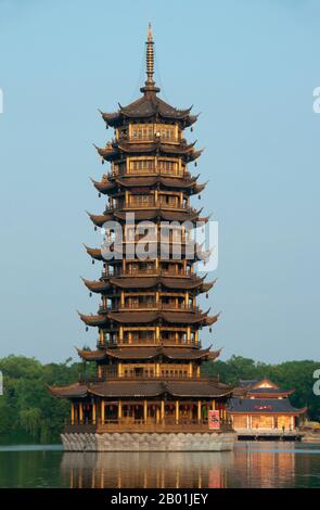 Cina: Le Pagodas Riming Shuang Ta su Shan Lu (lago Fir) nel centro di Guilin, provincia del Guangxi. Il nome Guilin significa «Cassia Woods» e prende il nome dalle fioriture di osmanto (cassia) che fioriscono durante tutto il periodo autunnale. Guilin è la scena dei paesaggi più famosi della Cina, ispirando migliaia di dipinti nel corso di molti secoli. Le "montagne e fiumi più belli sotto il cielo" sono così stimolanti che poeti, artisti e turisti hanno reso questa attrazione naturale numero uno della Cina. Foto Stock