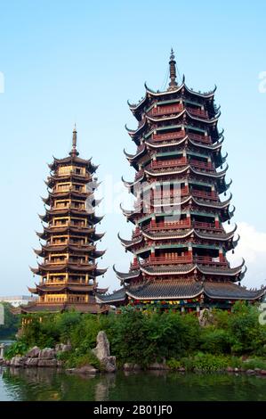 Cina: Le Pagodas Riming Shuang Ta su Shan Lu (lago Fir) nel centro di Guilin, provincia del Guangxi. Il nome Guilin significa «Cassia Woods» e prende il nome dalle fioriture di osmanto (cassia) che fioriscono durante tutto il periodo autunnale. Guilin è la scena dei paesaggi più famosi della Cina, ispirando migliaia di dipinti nel corso di molti secoli. Le "montagne e fiumi più belli sotto il cielo" sono così stimolanti che poeti, artisti e turisti hanno reso questa attrazione naturale numero uno della Cina. Foto Stock