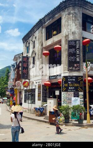 Cina: Turisti a Xi Jie ('Foreigner Street'), Yangshuo, vicino Guilin, provincia del Guangxi. Yangshuo è giustamente famosa per i suoi paesaggi suggestivi. Si trova sulla riva occidentale del fiume li (Lijiang) ed è a soli 60 chilometri a valle di Guilin. Negli ultimi anni è diventata una destinazione popolare tra i turisti pur mantenendo la sua atmosfera di piccola città fluviale. Guilin è la scena dei paesaggi più famosi della Cina, ispirando migliaia di dipinti nel corso di molti secoli. Sono stati spesso chiamati “le montagne più belle e i fiumi sotto il cielo”. Foto Stock