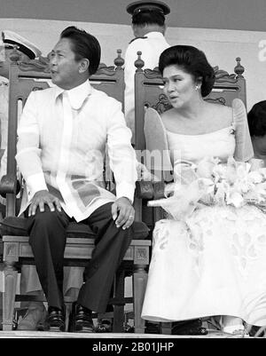 Filippine: Il presidente Ferdinand Marcos e la First Lady Imelda Marcos alla Clark Air Force base, Luzon, 14 marzo 1979. Ferdinand Emmanuel Edralin Marcos (11 settembre 1917 – 28 settembre 1989) è stato un politico filippino, decimo presidente delle Filippine dal 1965 al 1986. Fu avvocato, membro della camera dei rappresentanti delle Filippine (1949-1959) e membro del Senato delle Filippine (1959-1965). Nel 1983, il suo governo fu coinvolto nell'assassinio del suo principale avversario politico, Benigno Aquino Jr. L'implicazione causò una catena di eventi che alla fine portarono alla rimozione di Marcos dal potere nel 1986. Foto Stock