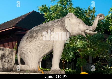 Thailandia: Elefante alla base del chedi a Wat Duang di, Chiang mai. Il Wat Duang di o 'Monastero della buona fortuna' risale al XIX secolo ed è famoso per i suoi frontoni scolpiti e altre decorazioni in stucco. Re Mengrai fondò la città di Chiang mai (che significa "nuova città") nel 1296, e succedette a Chiang Rai come capitale del regno Lanna. Chiang mai, talvolta scritta come "Chiengmai" o "Chiangmai", è la città più grande e culturalmente significativa del nord della Thailandia. Foto Stock