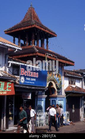 Sri Lanka: Ingresso al Kataragama Devale, tempio indù a Kandy. Kandy è la seconda città più grande dello Sri Lanka con una popolazione di circa 170.000 abitanti ed è il centro culturale di tutta l'isola. Per circa due secoli (fino al 1815) fu la capitale dello Sri Lanka. Foto Stock