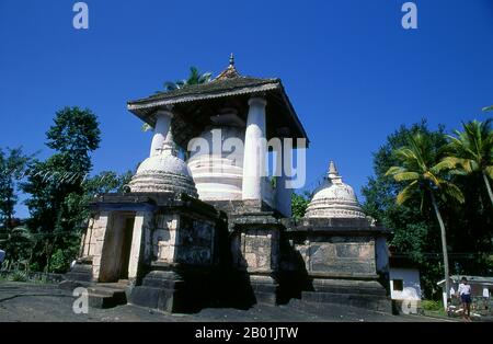 Sri Lanka: Lo stupa coperto al tempio di Gadaladeniya, Kandy. Il tempio di Gadaladeniya è un tempio buddista risalente al 1344 e si ritiene che sia stato costruito dal re Buwanekabahu IV (r. 1344 - 1354). Kandy è la seconda città più grande dello Sri Lanka con una popolazione di circa 170.000 abitanti ed è il centro culturale di tutta l'isola. Per circa due secoli (fino al 1815) fu la capitale dello Sri Lanka. Foto Stock