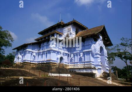 Sri Lanka: Lankatilaka Image House (tempio), Kandy. Il tempio Lankatilaka fu costruito per la prima volta intorno al 1344 durante il regno di re Buwanekabahu IV (r. 1344-1354). Kandy è la seconda città più grande dello Sri Lanka con una popolazione di circa 170.000 abitanti ed è il centro culturale di tutta l'isola. Per circa due secoli (fino al 1815) fu la capitale dello Sri Lanka. Foto Stock