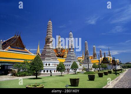 Wat Phra Kaew (Tempio del Buddha di Smeraldo); nome ufficiale completo Wat Phra si Rattana Satsadaram è considerato il tempio buddista più sacro della Thailandia. Si trova all'interno dei quartieri del Grand Palace. Il Grand Palace fu la residenza ufficiale dei Re di Thailandia dal 18th secolo in poi. La costruzione del Palazzo iniziò nel 1782, durante il regno del re Rama i, quando spostò la capitale attraverso il fiume da Thonburi a Bangkok. Foto Stock