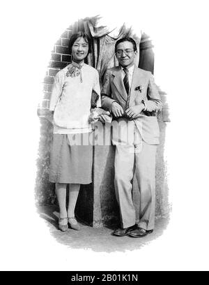 Cina: LIN Huiyin (10 giugno 1904 - 1 aprile 1955), architetto e scrittore cinese, con suo marito Liang Sicheng in luna di miele in Europa, 1928. LIN Huiyin, conosciuto come Phyllis Lin o Lin Whei-yin quando negli Stati Uniti, è stato un noto architetto e scrittore cinese del XX secolo. Si dice che sia stata la prima donna architetto in Cina. Nacque a Hangzhou anche se la sua famiglia aveva radici a Minhou, nella provincia del Fujian. Da una ricca famiglia, Lin Huiyin ricevette la migliore educazione che una donna potesse ottenere in quel momento, studiando sia in Europa che in America. Ha frequentato il St Mary's College a Londra. Foto Stock