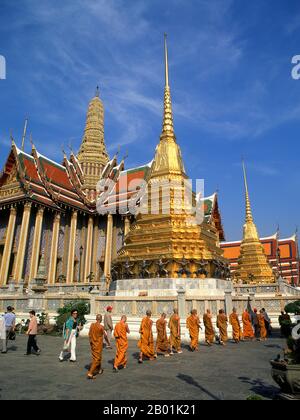 Wat Phra Kaew (Tempio del Buddha di Smeraldo); nome ufficiale completo Wat Phra si Rattana Satsadaram è considerato il tempio buddista più sacro della Thailandia. Si trova all'interno dei quartieri del Grand Palace. Il Grand Palace fu la residenza ufficiale dei Re di Thailandia dal 18th secolo in poi. La costruzione del Palazzo iniziò nel 1782, durante il regno del re Rama i, quando spostò la capitale attraverso il fiume da Thonburi a Bangkok. Foto Stock