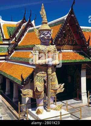 Thailandia: Mayarap (un personaggio del Ramakien), un guardiano del tempio yaksha, Wat Phra Kaew (Tempio del Buddha di Smeraldo), Grand Palace, Bangkok. Yaksha è il nome di un'ampia classe di spiriti della natura, di solito benevoli, che sono custodi dei tesori naturali nascosti nella terra e nelle radici degli alberi. Appaiono nella mitologia indù, giainista e buddista. Il Ramakien è la versione thailandese dell'epica indiana, il Ramayana o il "romanzo di Rama", e ha un'influenza importante sulla letteratura, l'arte e il dramma tailandese. È considerata l'epica nazionale della Thailandia. Foto Stock