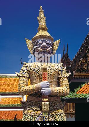 Thailandia: Mayarap (un personaggio del Ramakien), un guardiano del tempio yaksha, Wat Phra Kaew (Tempio del Buddha di Smeraldo), Grand Palace, Bangkok. Yaksha è il nome di un'ampia classe di spiriti della natura, di solito benevoli, che sono custodi dei tesori naturali nascosti nella terra e nelle radici degli alberi. Appaiono nella mitologia indù, giainista e buddista. Il Ramakien è la versione thailandese dell'epica indiana, il Ramayana o il "romanzo di Rama", e ha un'influenza importante sulla letteratura, l'arte e il dramma tailandese. È considerata l'epica nazionale della Thailandia. Foto Stock