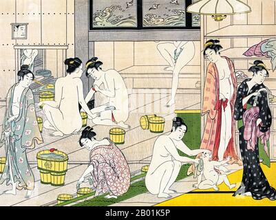 Giappone: "Donne del bagno". Ukiyo-e Woodblock print di Torii Kiyonaga (1752 - 28 giugno 1815), c. 1780. Torii Kiyonaga è stato un incisore giapponese ukiyo-e e pittore della scuola Torii. Originariamente Sekiguchi Shinsuke, figlio di un libraio Edo, assunse Torii Kiyonaga come nome d'arte (gō). Anche se non biologicamente imparentato con la famiglia Torii, divenne capo del gruppo dopo la morte del padre adottivo e insegnante Torii Kiyomitsu. Foto Stock