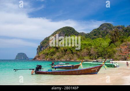 Thailandia: Hat Farang, Ko Muk, provincia di Trang. Ko Muk o ‘Pearl Island’ si trova a 13 km (8 miglia) a sud del molo Pak Meng di Trang. Fino a poco tempo fa, una destinazione remota per gli zaini in spalla con una piccola popolazione residente di Chao Lae «Sea Gypsies», Ko Muk si sta rapidamente trasformando in una destinazione più sofisticata. Tham Morakot o "Grotta di Smeraldo" è una delle principali attrazioni locali. I visitatori devono nuotare per circa 75 metri (240 piedi) attraverso una caverna piena d'acqua durante l'alta marea, parte della nuotata è nell'oscurità virtuale, per raggiungere una laguna di hong o piena di mare che è altrimenti isolata dal mondo esterno. Foto Stock