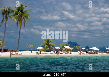 Thailandia: Sivalai Beach Resort, Ko Muk, provincia di Trang. Ko Muk o ‘Pearl Island’ si trova a 13 km (8 miglia) a sud del molo Pak Meng di Trang. Fino a poco tempo fa, una destinazione remota per gli zaini in spalla con una piccola popolazione residente di Chao Lae «Sea Gypsies», Ko Muk si sta rapidamente trasformando in una destinazione più sofisticata. Tham Morakot o "Grotta di Smeraldo" è una delle principali attrazioni locali. I visitatori devono nuotare per circa 75 metri (240 piedi) attraverso una caverna piena d'acqua con l'alta marea, parte della nuotata essendo nell'oscurità virtuale, per raggiungere una laguna di hong o piena di mare. Foto Stock