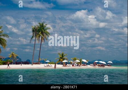 Thailandia: Sivalai Beach Resort, Ko Muk, provincia di Trang. Ko Muk o ‘Pearl Island’ si trova a 13 km (8 miglia) a sud del molo Pak Meng di Trang. Fino a poco tempo fa, una destinazione remota per gli zaini in spalla con una piccola popolazione residente di Chao Lae «Sea Gypsies», Ko Muk si sta rapidamente trasformando in una destinazione più sofisticata. Tham Morakot o "Grotta di Smeraldo" è una delle principali attrazioni locali. I visitatori devono nuotare per circa 75 metri (240 piedi) attraverso una caverna piena d'acqua con l'alta marea, parte della nuotata essendo nell'oscurità virtuale, per raggiungere una laguna di hong o piena di mare. Foto Stock