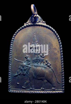 Thailandia: Un amuleto di re Naresuan del Siam (1555/1556 - 25 aprile 1605) a cavallo di un elefante da guerra. Somdet Phra Naresuan Maharat o Somdet Phra Sanphet II fu re del regno di Ayutthaya dal 1590 fino alla sua morte nel 1605. Naresuan fu uno dei monarchi più venerati del Siam, in quanto era noto per le sue campagne per liberare il Siam dal dominio birmano. Durante il suo regno numerose guerre furono combattute contro la Birmania, e il Siam raggiunse la sua massima estensione territoriale e influenza. Foto Stock