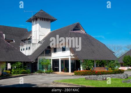 Thailandia: Biblioteca e Archivi nazionali in commemorazione del 60° compleanno della regina Sirikit, città di Trang, provincia di Trang, Thailandia meridionale. Trang è stato un centro commerciale almeno dal i secolo d.C. Crebbe fino alla prosperità tra il VII e il XIII secolo durante il periodo Srivijaya e rimane oggi un'importante città commerciale. Gomma, olio di palma e pesca sono i pilastri dell'economia cittadina. Il turismo sta avendo un impatto crescente poiché la costa delle Andamane e le isole di Trang sono sempre più sviluppate e diffuse. Foto Stock