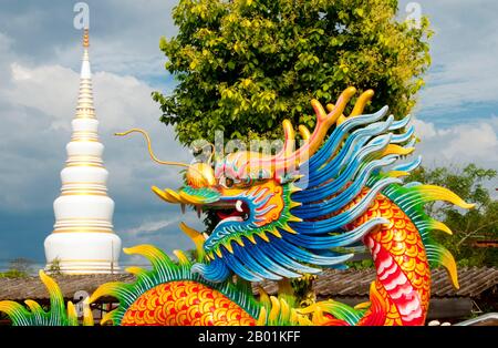 Thailandia: Drago con il chedi a Wat Tantayaphirom sullo sfondo, il santuario cinese di Kiuyong la (casa di joss), la città di Trang, la provincia di Trang, la Thailandia meridionale. Trang è stato un centro commerciale almeno dal i secolo d.C. Crebbe fino alla prosperità tra il VII e il XIII secolo durante il periodo Srivijaya e rimane oggi un'importante città commerciale. Gomma, olio di palma e pesca sono i pilastri dell'economia cittadina. Il turismo sta avendo un impatto crescente poiché la costa delle Andamane e le isole di Trang sono sempre più sviluppate e diffuse. Foto Stock