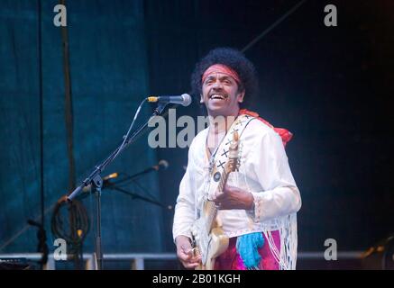 Primo piano del Chitarrista John Campbell che si esibisce come Jimi Hendrix, con "Sei Esperto?": Al Silverstone Classic 2019 Foto Stock