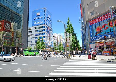 Tokyo, Giappone - 14 luglio 2015: Strade del quartiere di Akihabara a Tokyo con i suoi enormi centri commerciali, i vivaci banner e le caffetterie delle pulizie Foto Stock