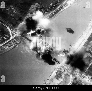 Vietnam: Un A-7E Corsair II della Marina degli Stati Uniti bombarda il ponte hai Duong nel Vietnam del Nord, durante l'operazione Linebacker, il 10 maggio 1972. L'operazione Linebacker era il titolo di una campagna di interdizione aerea della Seventh Air Force e della U.S. Navy Task Force 77 condotta contro la Repubblica Democratica del Vietnam (Vietnam del Nord) dal 10 maggio al 23 ottobre 1972, durante la guerra del Vietnam. Il suo scopo era quello di fermare o rallentare il trasporto di provviste e materiali per l'offensiva di Nguyen Hue (nota in Occidente come offensiva di Pasqua), un'invasione della Repubblica del Vietnam (Vietnam del Sud) da parte del Vietnam del Nord. Foto Stock