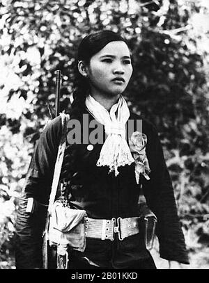 Vietnam: Una guerriglia NLF (Viet Cong) femminile, c. 1968. La seconda guerra d'Indocina, nota in America come guerra del Vietnam, fu un conflitto militare dell'epoca della guerra fredda che si verificò in Vietnam, Laos e Cambogia dal 1 novembre 1955 alla caduta di Saigon il 30 aprile 1975. Questa guerra seguì la prima guerra d'Indocina e fu combattuta tra il Vietnam del Nord, sostenuto dai suoi alleati comunisti, e il governo del Vietnam del Sud, sostenuto dagli Stati Uniti e da altre nazioni anticomuniste. Il governo degli Stati Uniti vedeva il coinvolgimento nella guerra come un modo per impedire l'acquisizione comunista del Vietnam del Sud. Foto Stock