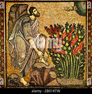 Egitto: Mosè e il Burning Bush. Mosaico bizantino nel monastero di Santa Caterina, Sinai, VIII secolo. Il cespuglio ardente è un oggetto descritto dal Libro dell'Esodo (3:1-21) come situato sul Monte Sinai; secondo la narrazione, il cespuglio era in fiamme, ma non era consumato dalle fiamme, da cui il nome. Nella narrazione, il cespuglio ardente è il luogo in cui Mosè è stato nominato da Dio per condurre gli Israeliti fuori dall'Egitto e a Canaan. Foto Stock