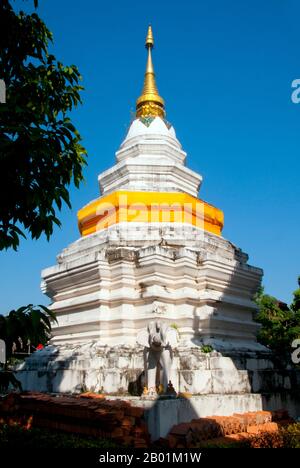 Thailandia: Chedi, Wat Duang di, Chiang mai, Thailandia settentrionale. Il Wat Duang di o 'Monastero della buona fortuna' risale al XIX secolo ed è famoso per i suoi frontoni scolpiti e altre decorazioni in stucco. Re Mengrai fondò la città di Chiang mai (che significa "nuova città") nel 1296, e succedette a Chiang Rai come capitale del regno Lanna. Chiang mai, talvolta scritta come "Chiengmai" o "Chiangmai", è la città più grande e culturalmente significativa del nord della Thailandia. Foto Stock