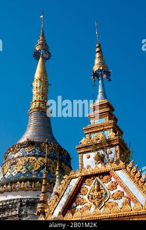 Thailandia: Chedi in stile birmano, Wat Saen Fang, Chiang mai, Thailandia settentrionale. Wat Saen Fang fu originariamente costruito nel XIV secolo, ma nessuna delle strutture visibili oggi risale a prima del XIX secolo. Chiang mai è spesso chiamata la «Rosa del Nord» della Thailandia ed è la seconda città del paese e una popolare destinazione turistica grazie soprattutto al suo paesaggio montuoso, alle variopinte tribù di colline etniche e ai loro oggetti di artigianato. Fondata nel 1296 da re Mengrai come capitale del suo regno Lanna, Chiang mai fu in seguito invasa dai birmani nel 1767. Foto Stock