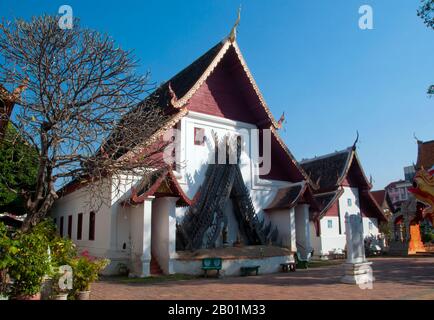 Thailandia: Il più grande dei due viharn a Wat Buppharam, Chiang mai, Thailandia settentrionale. Wat Buppharam fu originariamente costruito nel 1497. Nel 1797 Chao (principe) Kawila, un discendente della dinastia Tipchak, iniziò la sua cirambulazione rituale di Chiang mai da questo punto. Questo rituale fu richiesto per rioccupare formalmente la città dopo due secoli di dominazione birmana. Chiang mai è spesso chiamata la «Rosa del Nord» della Thailandia ed è la seconda città del paese e una popolare destinazione turistica grazie soprattutto al suo paesaggio montuoso, alle variopinte tribù di colline etniche e ai loro oggetti di artigianato. Foto Stock