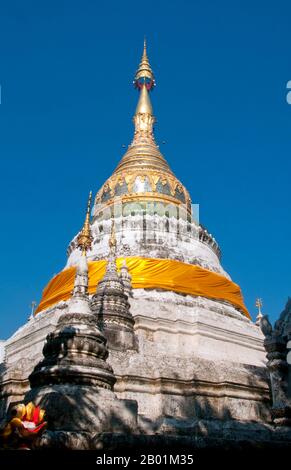 Thailandia: Chedi in stile birmano, Wat Buppharam, Chiang mai, Thailandia settentrionale. Wat Buppharam fu originariamente costruito nel 1497. Nel 1797 Chao (principe) Kawila, un discendente della dinastia Tipchak, iniziò la sua cirambulazione rituale di Chiang mai da questo punto. Questo rituale fu richiesto per rioccupare formalmente la città dopo due secoli di dominazione birmana. Chiang mai è spesso chiamata la «Rosa del Nord» della Thailandia ed è la seconda città del paese e una popolare destinazione turistica grazie soprattutto al suo paesaggio montuoso, alle variopinte tribù di colline etniche e ai loro oggetti di artigianato. Foto Stock