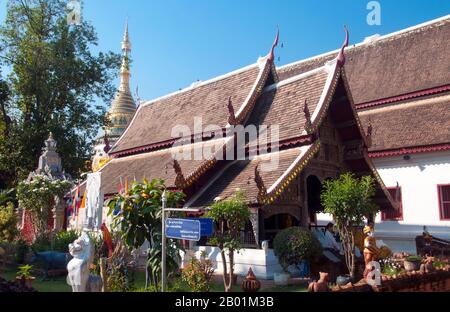 Thailandia: Il più piccolo e antico viharn a Wat Buppharam, Chiang mai, Thailandia settentrionale. Wat Buppharam fu originariamente costruito nel 1497. Nel 1797 Chao (principe) Kawila, un discendente della dinastia Tipchak, iniziò la sua cirambulazione rituale di Chiang mai da questo punto. Questo rituale fu richiesto per rioccupare formalmente la città dopo due secoli di dominazione birmana. Chiang mai è spesso chiamata la «Rosa del Nord» della Thailandia ed è la seconda città del paese e una popolare destinazione turistica grazie soprattutto al suo paesaggio montuoso, alle variopinte tribù di colline etniche e ai loro oggetti di artigianato. Foto Stock