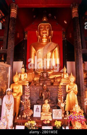 Thailandia: Buddha nel più piccolo e antico viharn a Wat Buppharam, Chiang mai, Thailandia settentrionale. Wat Buppharam fu originariamente costruito nel 1497. Nel 1797 Chao (principe) Kawila, un discendente della dinastia Tipchak, iniziò la sua cirambulazione rituale di Chiang mai da questo punto. Questo rituale fu richiesto per rioccupare formalmente la città dopo due secoli di dominazione birmana. Chiang mai è spesso chiamata la «Rosa del Nord» della Thailandia ed è la seconda città del paese e una popolare destinazione turistica grazie soprattutto al suo paesaggio montuoso, alle variopinte tribù di colline etniche e ai loro oggetti di artigianato. Foto Stock