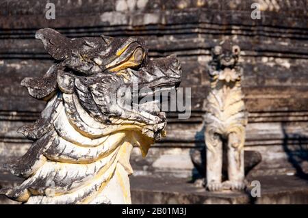 Thailandia: Un paio di chinthe birmani sorvegliano il chedi a Wat Chetawan (Jetawan), Chiang mai, Thailandia settentrionale. Il Chinthe è un leogryph (creatura simile a un leone) che viene spesso visto all'ingresso di pagode e templi in Birmania e in altri paesi del sud-est asiatico. Il chinthe è prominente sul kyat, la valuta della Birmania. Il mento è quasi sempre raffigurato in coppie e serve a proteggere la pagoda. In genere appaiono come animali, ma a volte si trovano con volti umani. Chiang mai è spesso chiamata la “Rosa del Nord” della Thailandia, ed è la seconda città del paese. Foto Stock