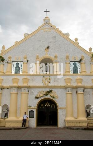 Filippine: La facciata di St. William's Cathedral, Laoag, Ilocos Norte, Luzon Island. St La Cattedrale di Guglielmo, nota anche come Cattedrale di Laoag, fu originariamente costruita nel 1612 dai frati agostiniani per sostituire una cappella di legno. È noto per il suo design rinascimentale italiano e per il suo campanile che affonda nel terreno ad un ritmo di un pollice all'anno. Laoag (Ilocano per "luce o chiarezza"), è un antico e fiorente insediamento conosciuto dai commercianti cinesi e giapponesi quando il conquistador spagnolo Juan de Salcedo arrivò sulle rive settentrionali del fiume Padsan nel 1572. Foto Stock