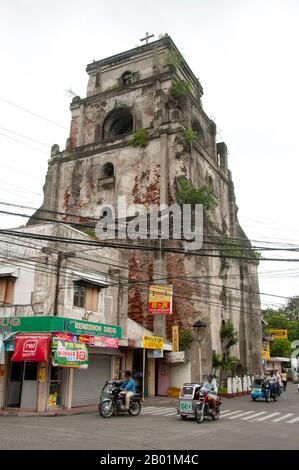 Filippine: St La famosa torre campanaria della Cattedrale di William, Laoag, Ilocos Norte, Luzon Island. St La Cattedrale di Guglielmo, nota anche come Cattedrale di Laoag, fu originariamente costruita nel 1612 dai frati agostiniani per sostituire una cappella di legno. È noto per il suo design rinascimentale italiano e per il suo campanile che affonda nel terreno ad un ritmo di un pollice all'anno. Laoag (Ilocano per "luce o chiarezza"), è un antico e fiorente insediamento conosciuto dai commercianti cinesi e giapponesi quando il conquistador spagnolo Juan de Salcedo arrivò sulle rive settentrionali del fiume Padsan nel 1572. Foto Stock