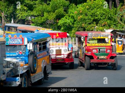 Filippine: Jeepneys, Anda Circle, Bonifacio Drive, vicino a Intramuros, Manila. I jeepney sono il mezzo di trasporto pubblico più popolare nelle Filippine. Sono stati originariamente realizzati con jeep militari statunitensi lasciate dalla seconda guerra mondiale e sono noti per la loro decorazione sfarzosa e i posti a sedere affollati. Sono diventati un simbolo onnipresente della cultura filippina. Foto Stock