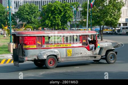 Filippine: Jeepney, Anda Circle, Bonifacio Drive, vicino a Intramuros, Manila. I jeepney sono il mezzo di trasporto pubblico più popolare nelle Filippine. Sono stati originariamente realizzati con jeep militari statunitensi lasciate dalla seconda guerra mondiale e sono noti per la loro decorazione sfarzosa e i posti a sedere affollati. Sono diventati un simbolo onnipresente della cultura filippina. Foto Stock