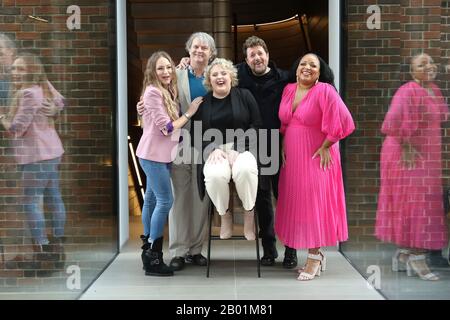 Rita Simons, Paul Merton, Lizzie Bea, Michael Ball E Marisha Wallace, Hairspray - Photo Call, Boulevard Theatre, London, Uk, 18 February 2020, Photo Foto Stock