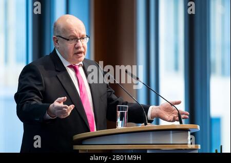 Berlino, Germania. 18th Feb, 2020. Peter Altmaier (CDU), Ministro federale dell'economia e dell'energia, parla alla 7th Conferenza della Russia dell'Associazione delle Camere di industria e commercio tedesche (DIHK) e della Camera di commercio tedesco-russa All'Estero. Circa 500 rappresentanti aziendali e numerosi ospiti d'onore della politica e del business parteciperanno alla conferenza con il motto "l'innovazione come motore di crescita". Credito: Bernd Von Jutrczenka/Dpa/Alamy Live News Foto Stock