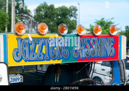 Filippine: Jeepney, Anda Circle, Bonifacio Drive, vicino a Intramuros, Manila. I jeepney sono il mezzo di trasporto pubblico più popolare nelle Filippine. Sono stati originariamente realizzati con jeep militari statunitensi lasciate dalla seconda guerra mondiale e sono noti per la loro decorazione sfarzosa e i posti a sedere affollati. Sono diventati un simbolo onnipresente della cultura filippina. Foto Stock