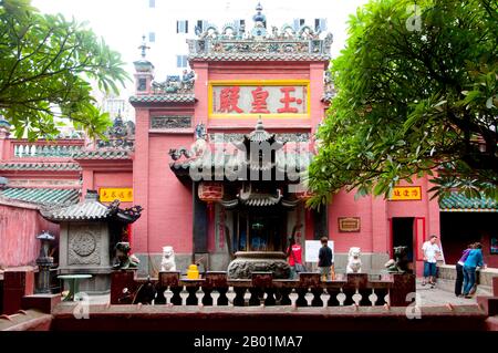 Vietnam: Il cortile di fronte alla pagoda dell'Imperatore di Giada, ho chi Minh City (Saigon). Chua Ngoc Hoang o "Pagoda dell'Imperatore di Giada" fu costruita nel 1909, si tratta di un tempio cinese straordinariamente colorato dedicato a Ngoc Huang, Imperatore di Giada del pantheon Taoista. L'Imperatore di Giada è il sovrano taoista del cielo e di tutti i regni di esistenza al di sotto, incluso quello dell'uomo e dell'Inferno, secondo la mitologia taoista. È una delle divinità più importanti della religione tradizionale cinese pantheon. Nella credenza taoista, l'Imperatore di Giada governa tutti i regni dei mortali e sotto. Foto Stock