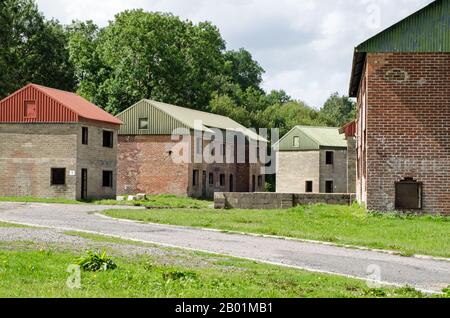 Case buildt per una stretta formazione di combattimento per l'esercito britannico a Imber villaggio, Salisbury Plain, Wiltshire. Foto Stock