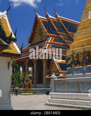 Thailandia: L'ubosot (cappella) ospita il Buddha di Smeraldo, Wat Phra Kaew (Tempio del Buddha di Smeraldo), Bangkok. Wat Phra Kaew (Tempio del Buddha di Smeraldo); nome ufficiale completo Wat Phra si Rattana Satsadaram è considerato il tempio buddista più sacro della Thailandia. Si trova all'interno dei quartieri del Grand Palace. Il Grand Palace servì come residenza ufficiale dei re di Thailandia dal XVIII secolo in poi. La costruzione del palazzo iniziò nel 1782, durante il regno di re Rama i, quando spostò la capitale dall'altra parte del fiume da Thonburi a Bangkok. Foto Stock